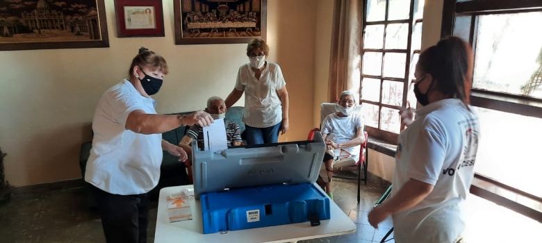 Solicitantes del Plan Voto en Casa aprenden a usar la máquina de votación 